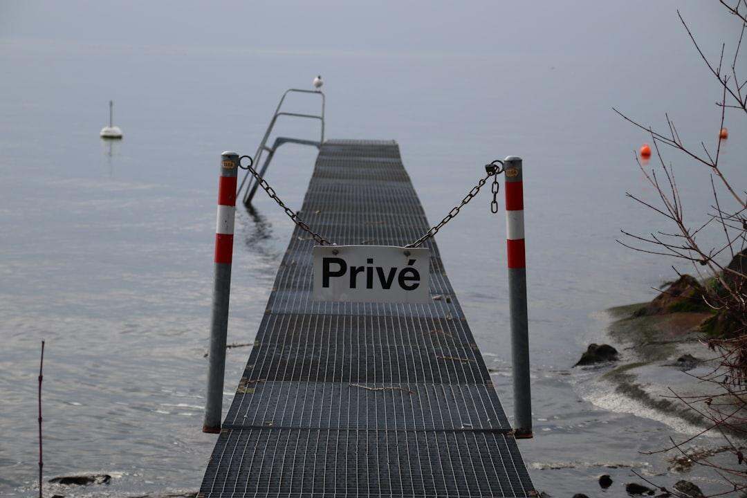 découvrez ce qu’est un reverse proxy, comment il fonctionne et quelles sont ses utilisations principales pour améliorer la sécurité, la performance et la gestion du trafic sur votre site web.