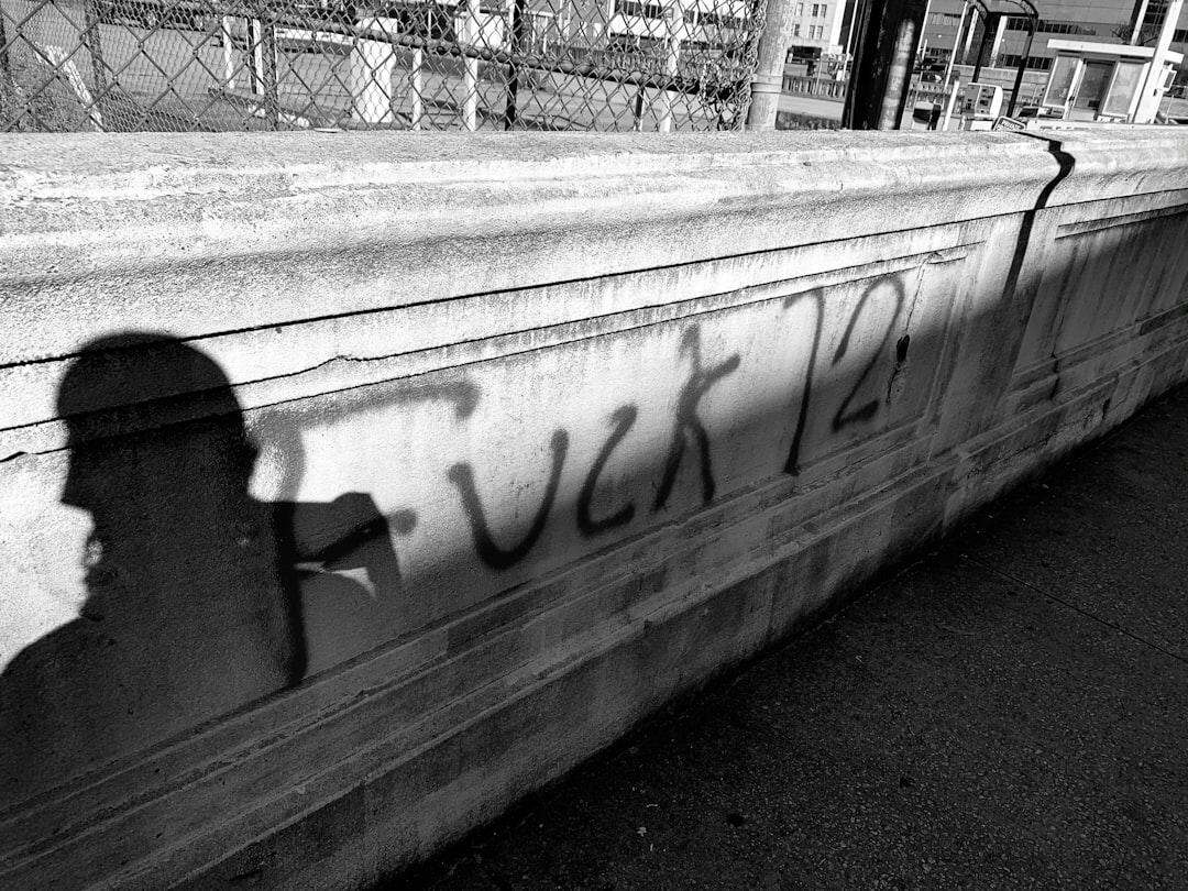 découvrez ce qu'est un rootkit, comment il fonctionne, ses risques pour la sécurité informatique et les méthodes pour le détecter et s'en protéger.