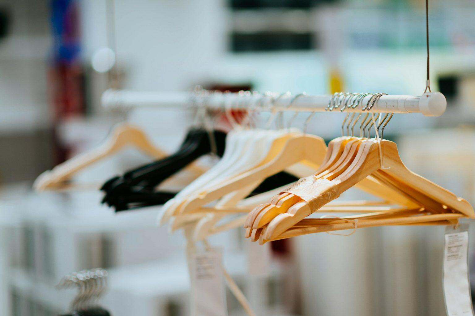 Refaire sa garde-robe lingerie sans se ruiner : mission possible assorted-color clothes hangers