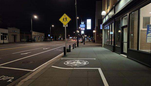 découvrez si le stationnement est autorisé sur une zone d'arrêt minute devant un magasin fermé la nuit, et quelles sont les règles à respecter pour éviter une infraction.