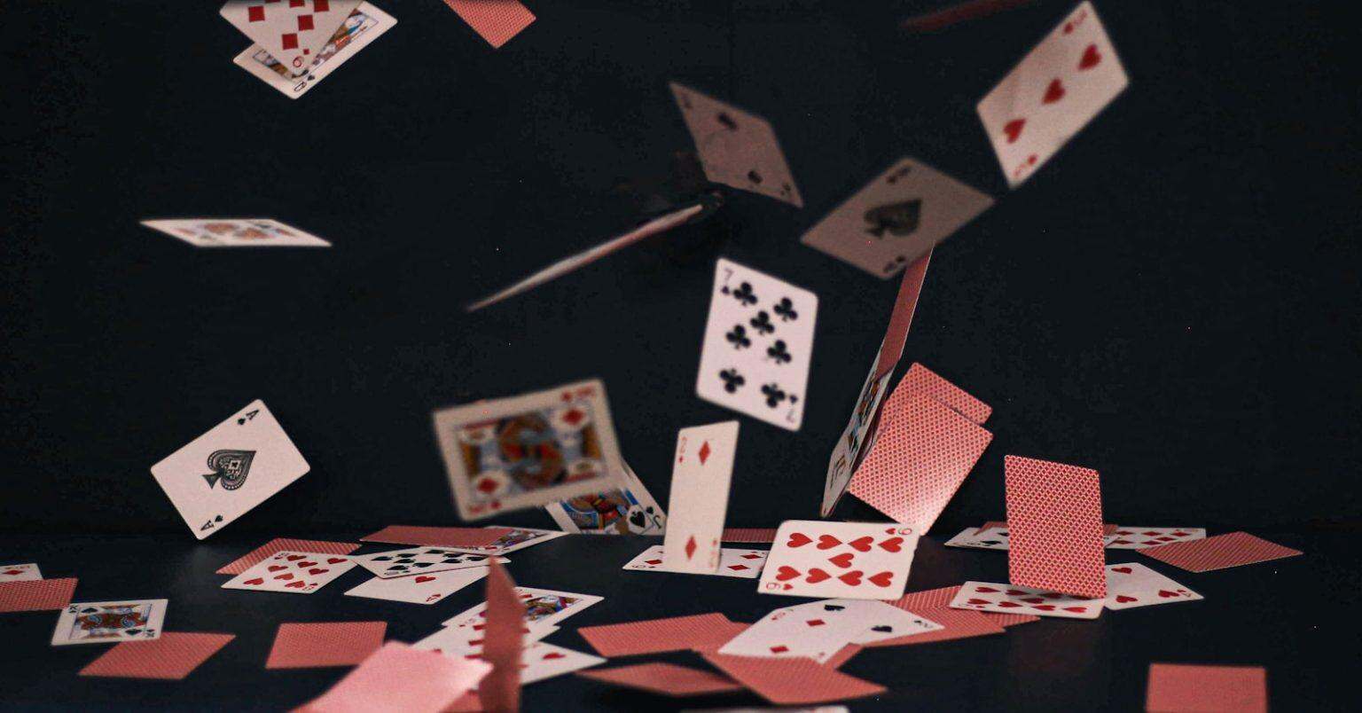 Jeux de Hasard : Comment Votre Cerveau Vous Piège (Et Comment S’en Sortir) a table topped with lots of playing cards