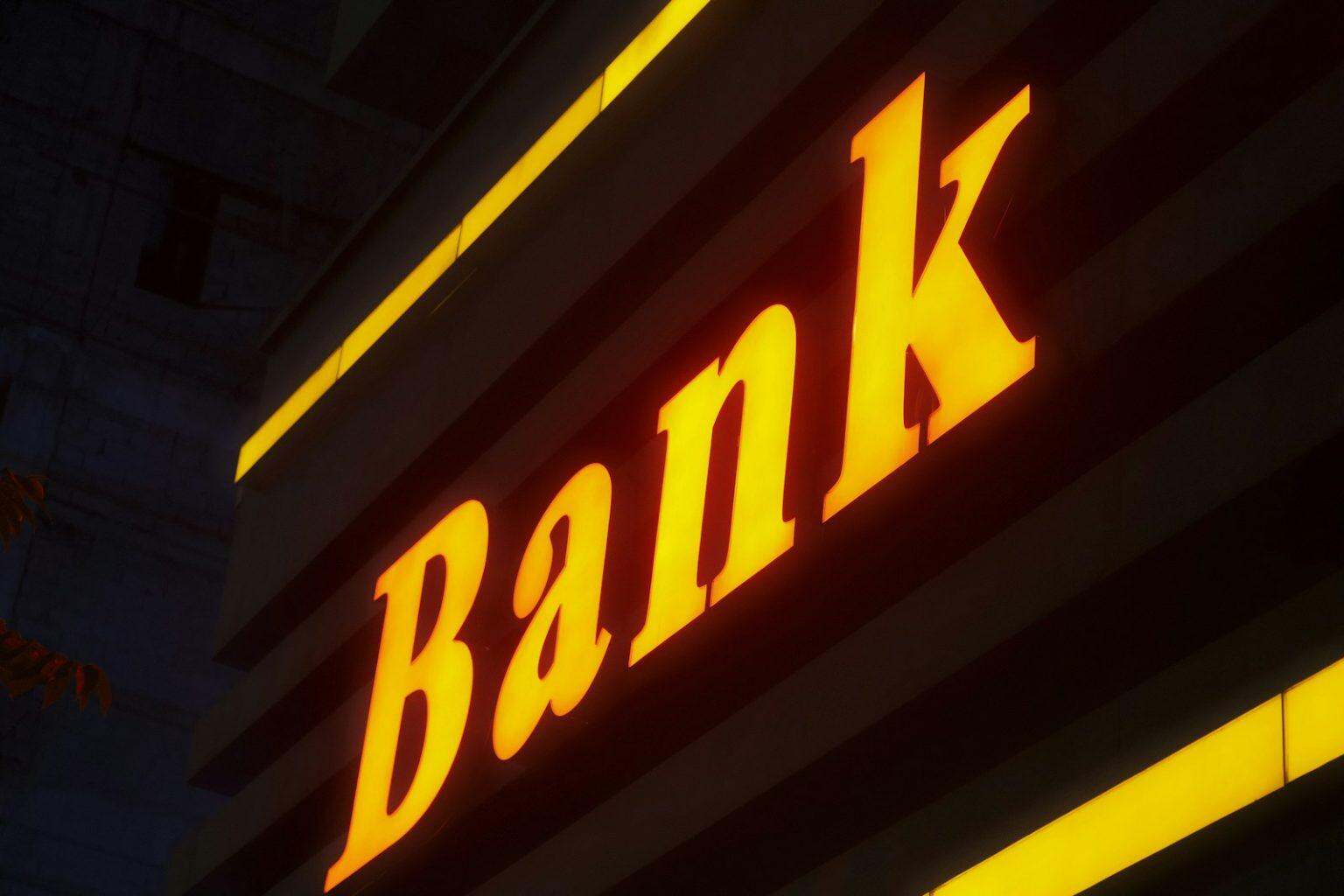 Ouvrir un compte bancaire sans revenus : la révolution silencieuse qui brise les codes a bank sign lit up in the dark