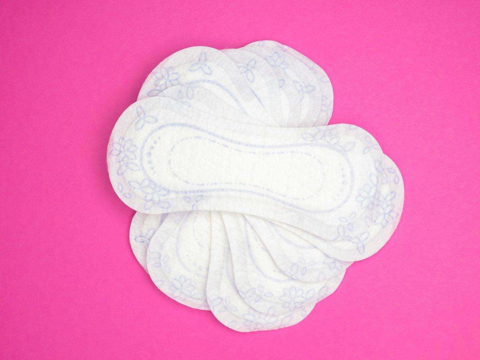 Après combien de lavages une culotte menstruelle perd-elle son efficacité absorbante ? a close up of a cloth pad on a pink background