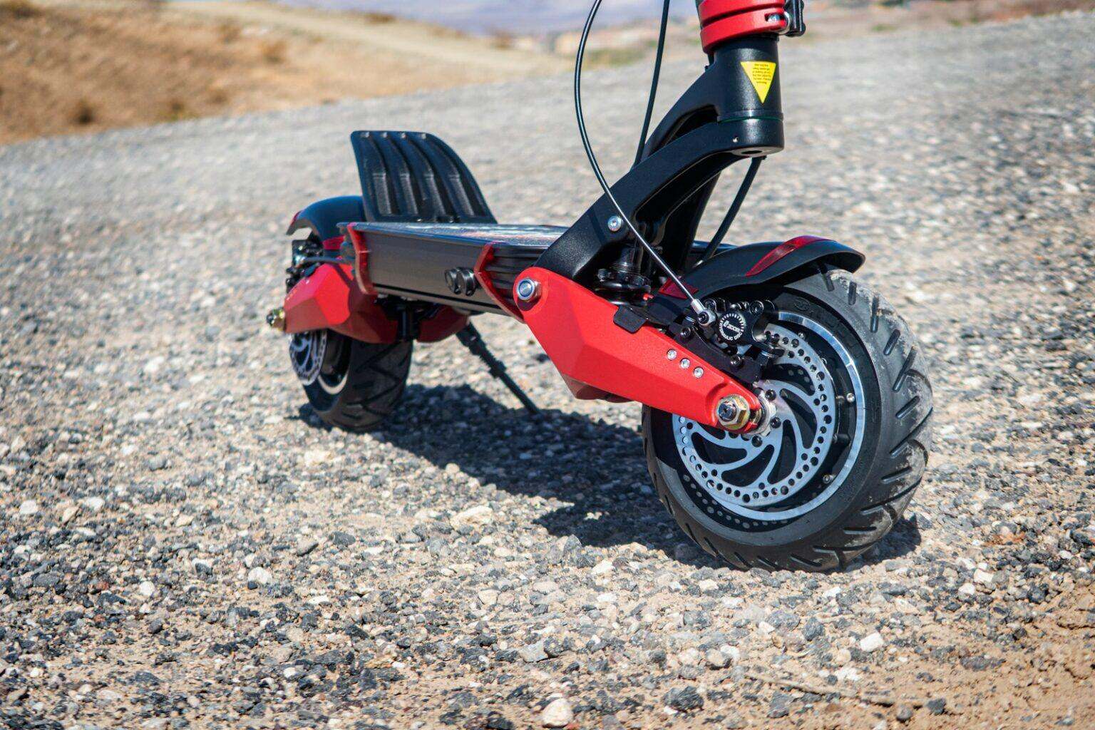 Les trottinettes électriques tout terrain : guide complet pour choisir et profiter de votre engin red and black motorcycle on gray and brown ground during daytime