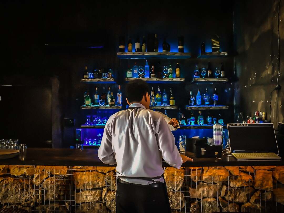 découvrez comment réussir votre reconversion professionnelle en tant que barman, avec des conseils pour acquérir les compétences clés et trouver des opportunités dans le secteur de la restauration.