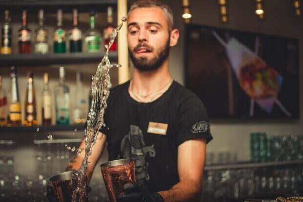 découvrez comment réussir votre reconversion professionnelle en tant que barman : conseils, compétences clés et opportunités de carrière dans le secteur du bar.