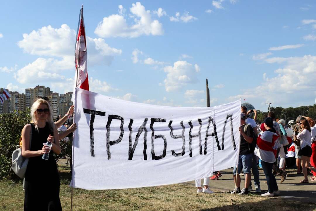 découvrez ce qu'est une attaque par force brute, comment elle fonctionne et les meilleures méthodes pour s'en protéger efficacement.