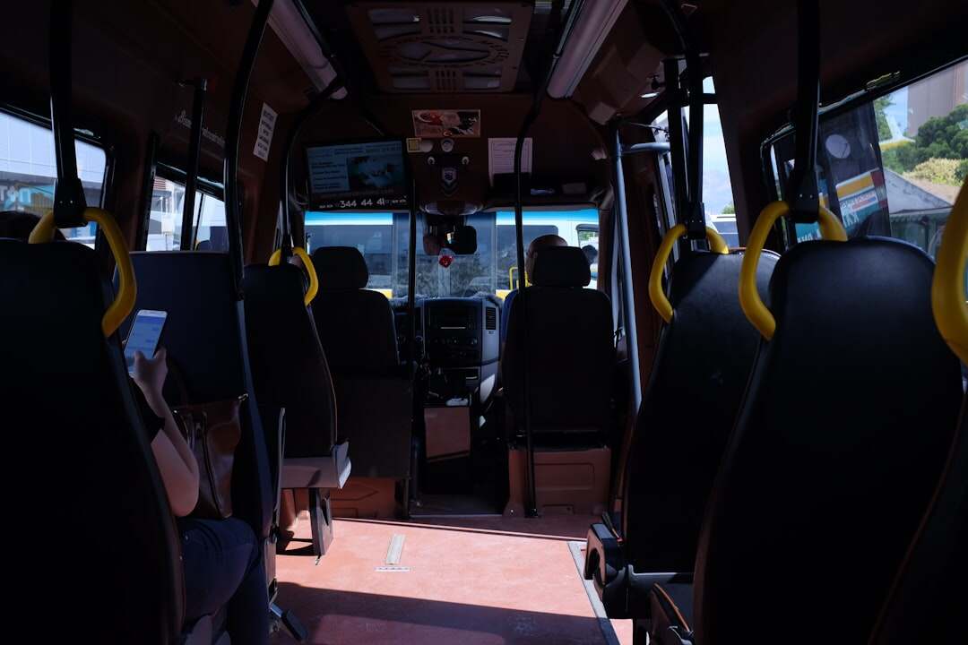 découvrez les revenus moyens des conducteurs de bus, les facteurs influençant leur salaire et les perspectives d'évolution professionnelle dans ce métier.