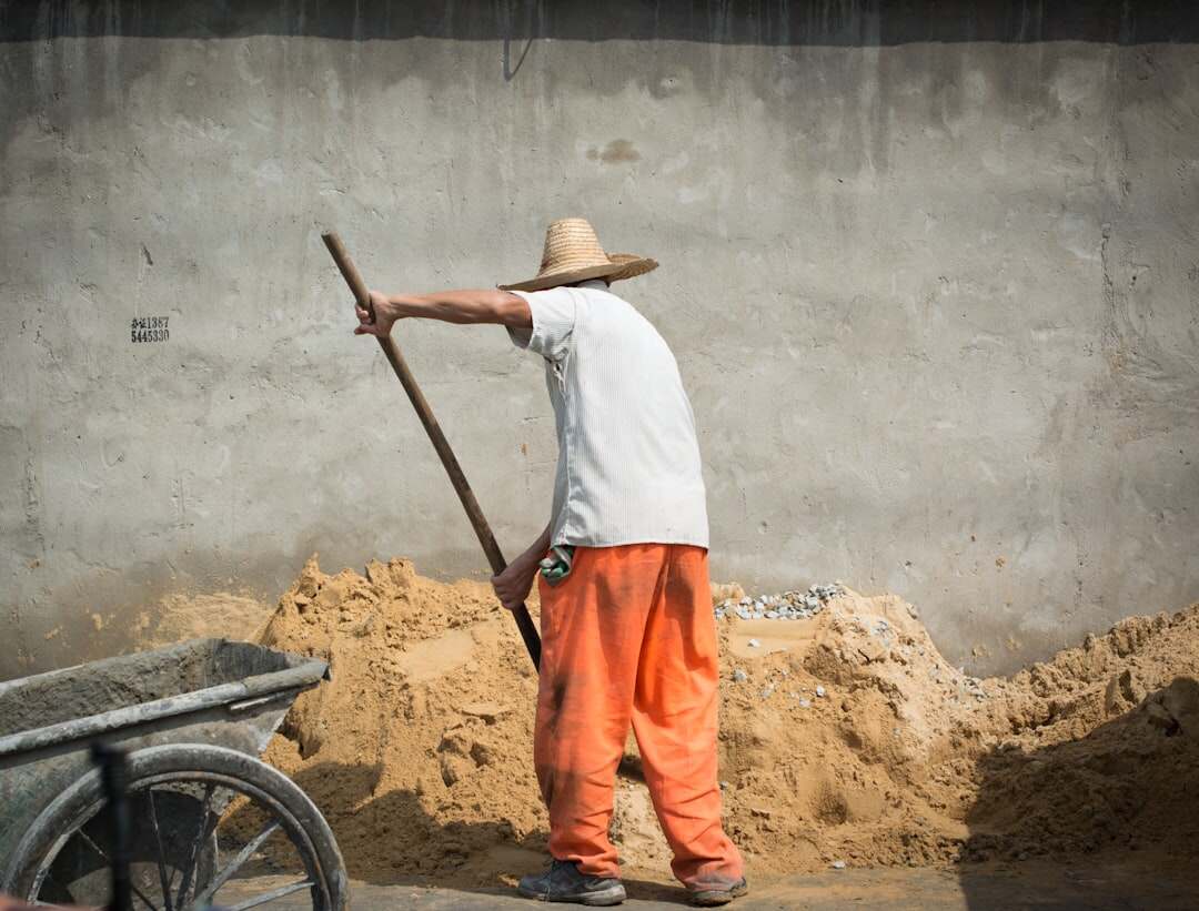 découvrez le salaire moyen d'un chef de chantier et les facteurs influençant sa rémunération dans le secteur de la construction.