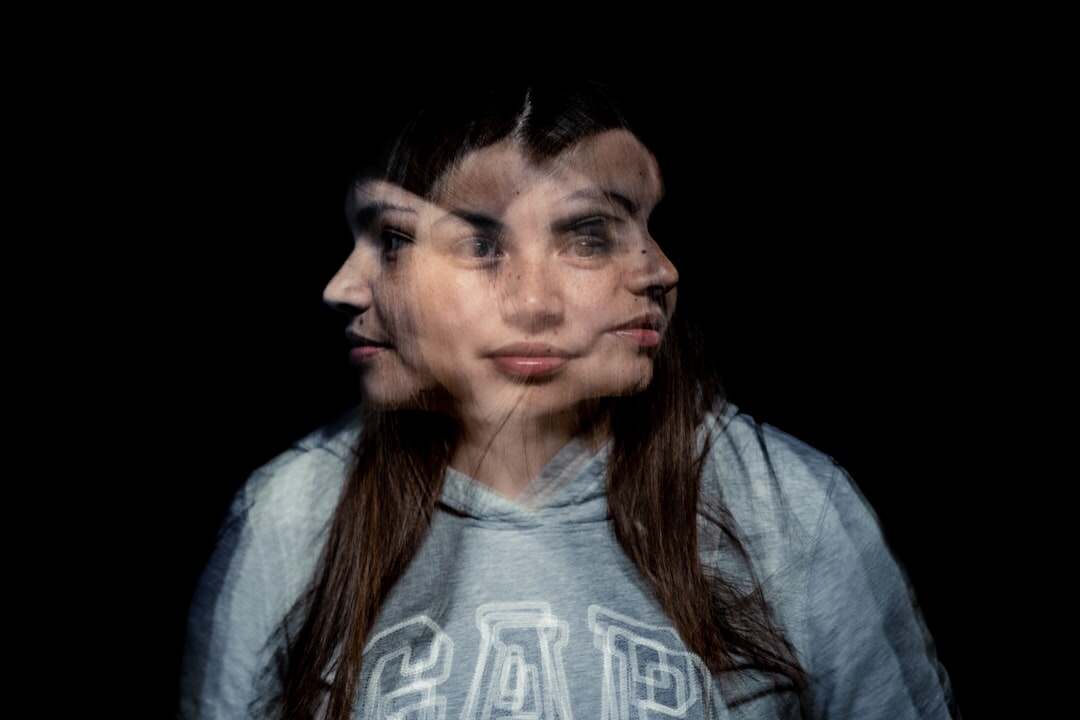 découvrez ce qu'est le deepfake, une technologie de synthèse d'images et vidéos qui permet de créer des contenus réalistes truqués, ses applications, ses enjeux éthiques et ses implications pour la société.