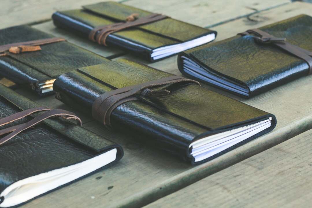 découvrez notre cadre de diplômes officiel, conçu pour structurer et harmoniser les niveaux de formation afin de garantir la reconnaissance des compétences et qualifications.