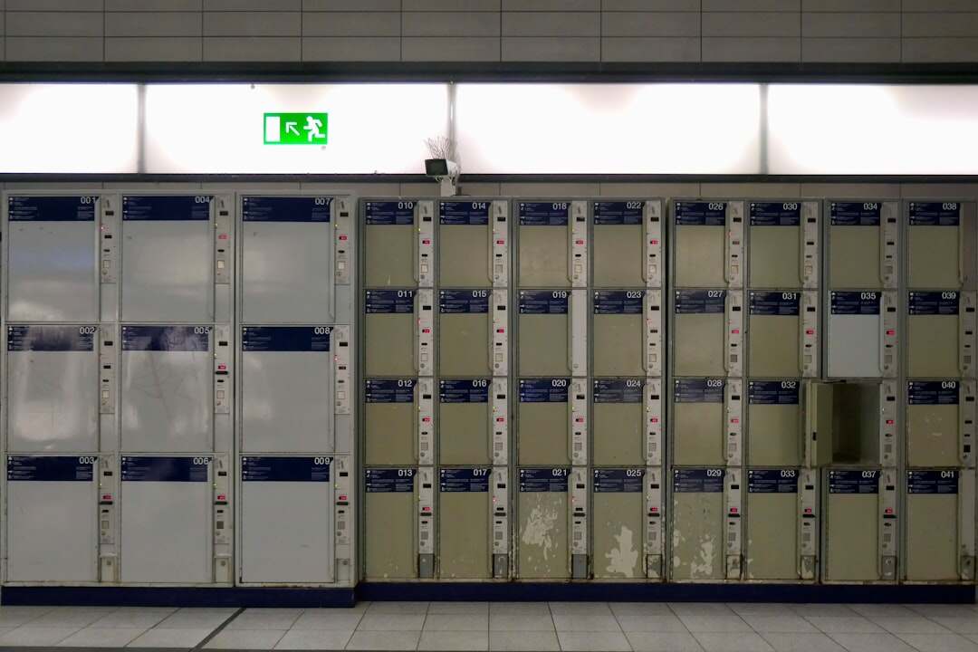 découvrez les centres de données hyperscale, conçus pour gérer des volumes massifs de données avec une efficacité et une évolutivité optimales, au service des grandes entreprises et du cloud.