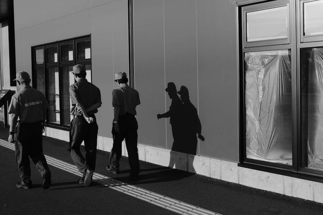 découvrez comment un système de détection d'intrusion protège votre réseau en identifiant et bloquant les accès non autorisés pour garantir la sécurité de vos données.