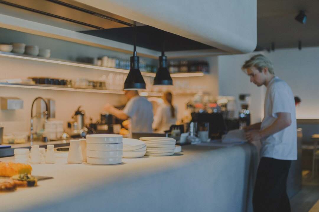 découvrez le salaire moyen d'un commis de cuisine, les facteurs influençant la rémunération et les perspectives d'évolution dans ce métier.