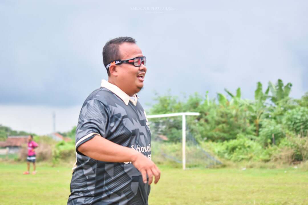 officier de développement local chargé de promouvoir et coordonner les initiatives de croissance économique et sociale dans une communauté spécifique.