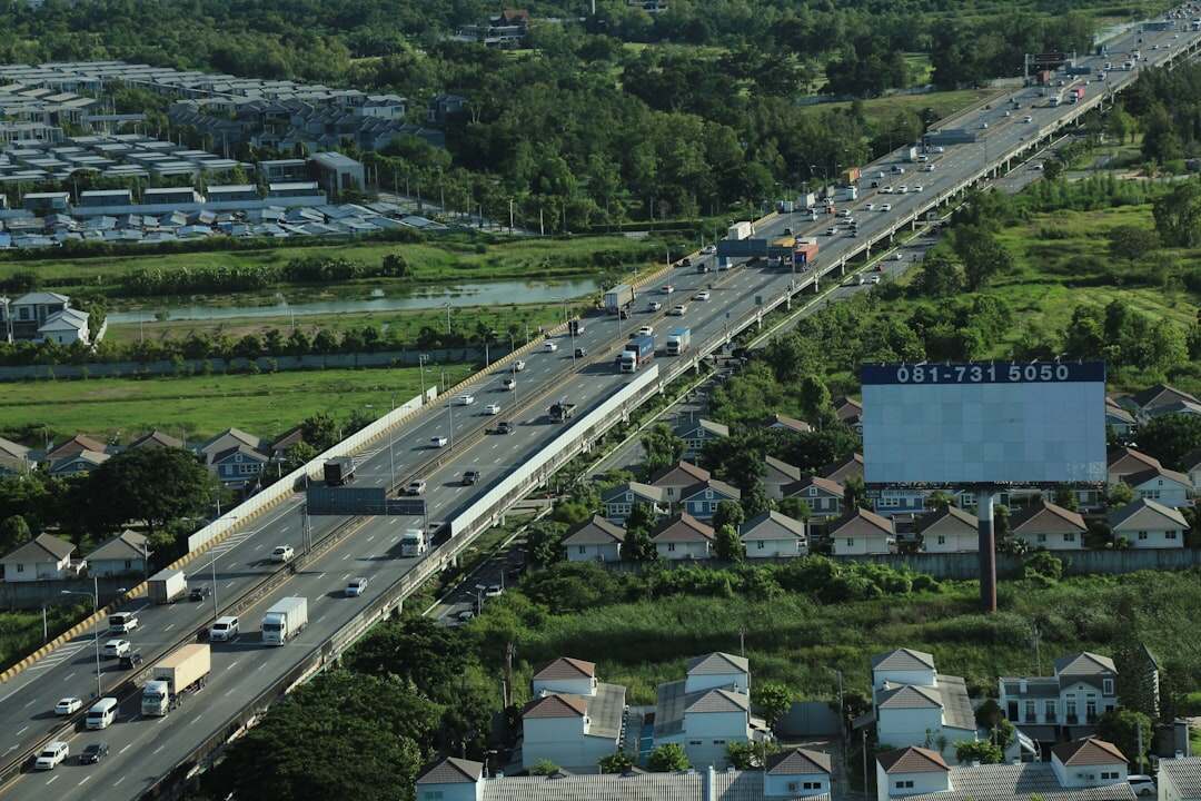 découvrez tout ce qu'il faut savoir sur le trafic réseau, son analyse, sa gestion et son impact sur la performance des systèmes informatiques.