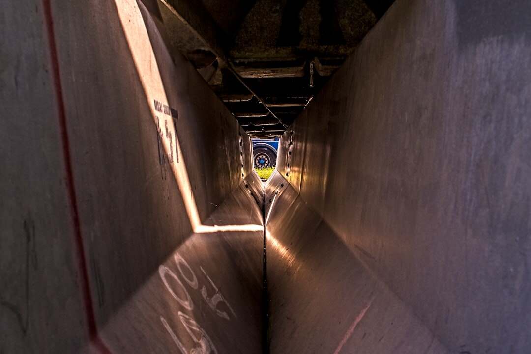 découvrez le split tunneling, une technique réseau qui permet de diriger une partie du trafic internet via un vpn tout en accédant directement à d'autres ressources, améliorant ainsi la performance et la flexibilité.