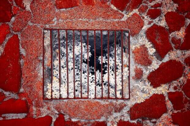 découvrez les pare-feux à état (stateful firewalls) : une technologie de sécurité réseau qui analyse et contrôle le trafic en suivant l'état des connexions pour une protection renforcée.