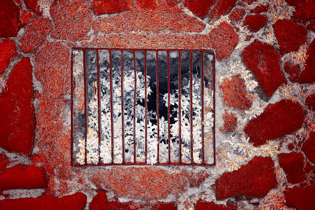 découvrez les pare-feux à état (stateful firewalls) : une technologie de sécurité réseau qui analyse et contrôle le trafic en suivant l'état des connexions pour une protection renforcée.