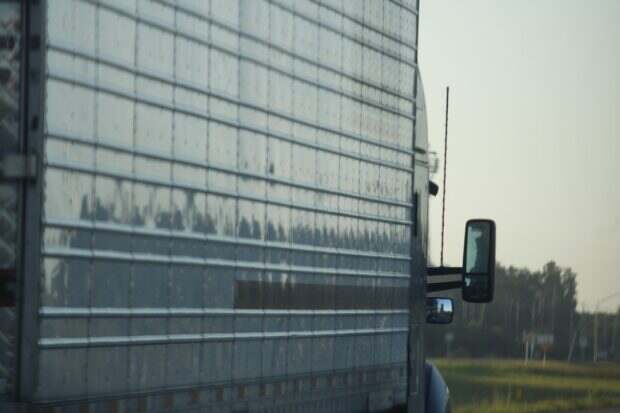 découvrez combien gagne un chauffeur de camion et découvrez les facteurs qui influencent le revenu dans le secteur du transport routier.