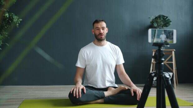 découvrez les salaires des professeurs de yoga, les facteurs influençant leur rémunération et les opportunités de carrière dans ce domaine en pleine expansion.