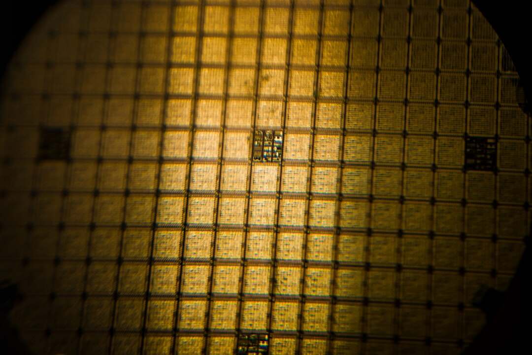 découvrez la cryptographie post-quantique, une technologie de sécurité avancée conçue pour protéger les données contre les menaces des ordinateurs quantiques.