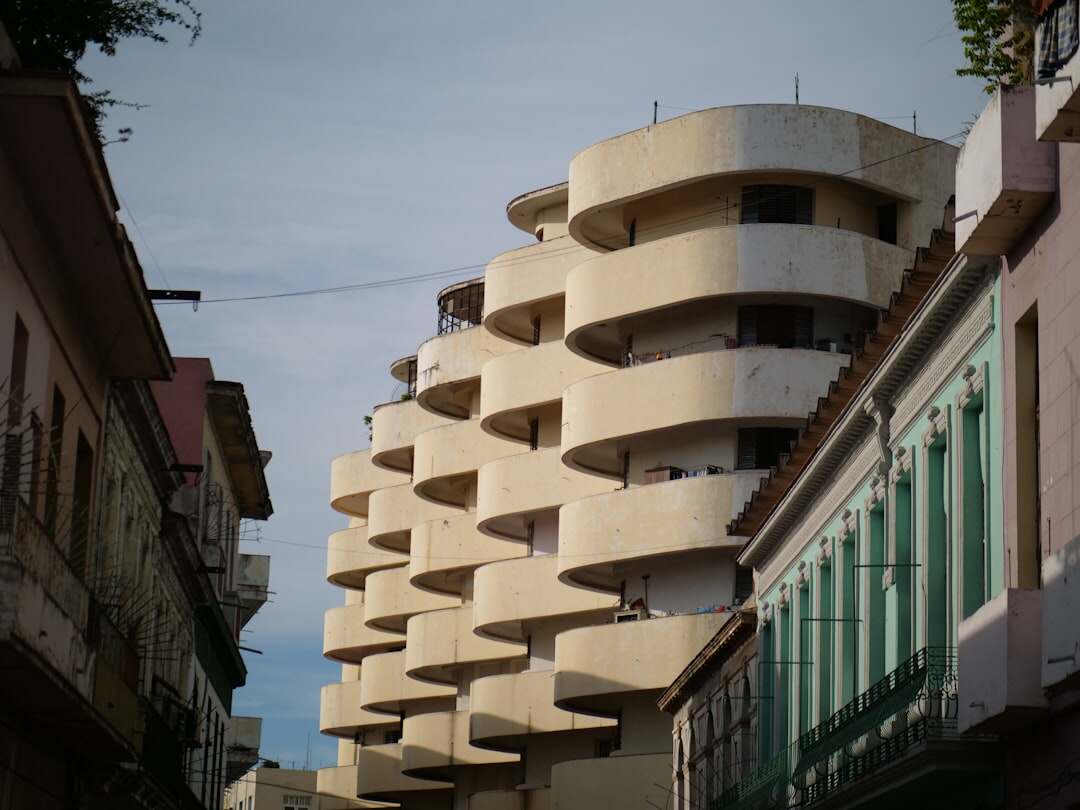 découvrez l'architecture sase (secure access service edge) : une approche innovante combinant sécurité et réseau pour optimiser l'accès aux applications cloud et protéger les données de votre entreprise.