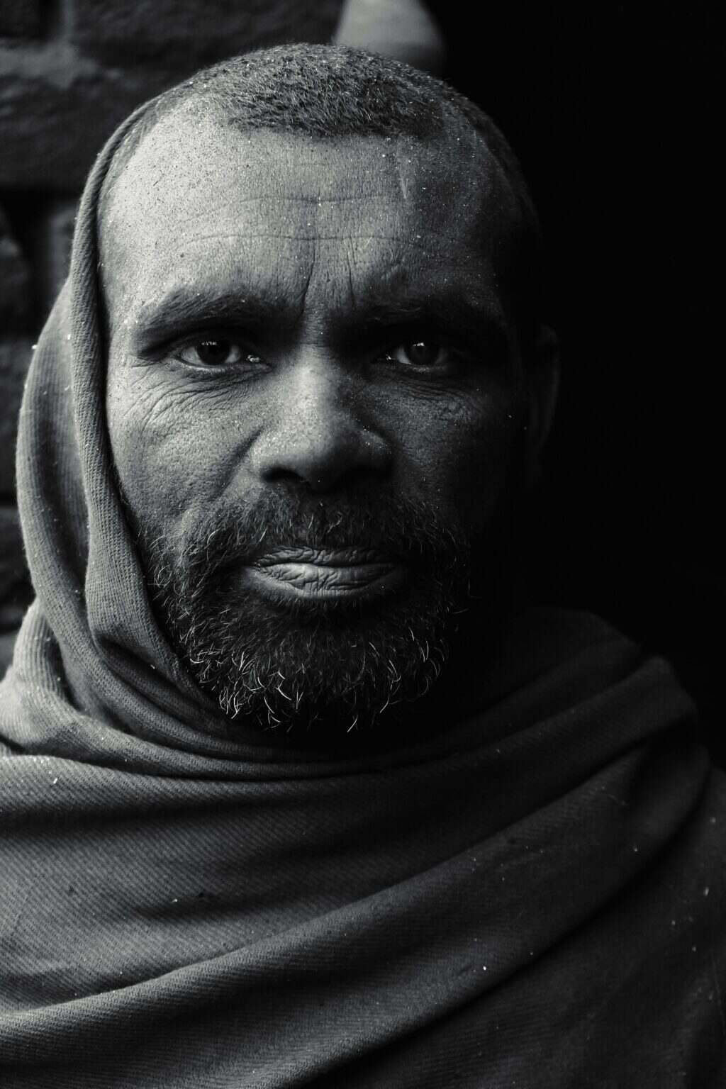 Fallout Saison 2 Épisode 3 : Une Caméo Surprise Directement Tirée des Jeux Dramatic black and white portrait of a South Asian man wearing a headscarf in Pakistan.