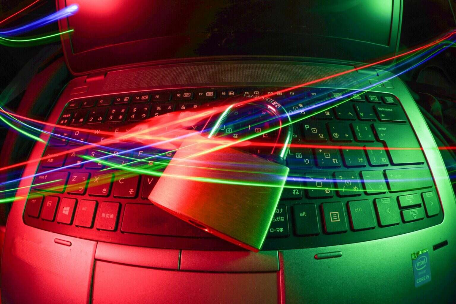 Vérification KYC : pourquoi vos données personnelles valent plus que vous ne le pensez black laptop computer turned on with lights