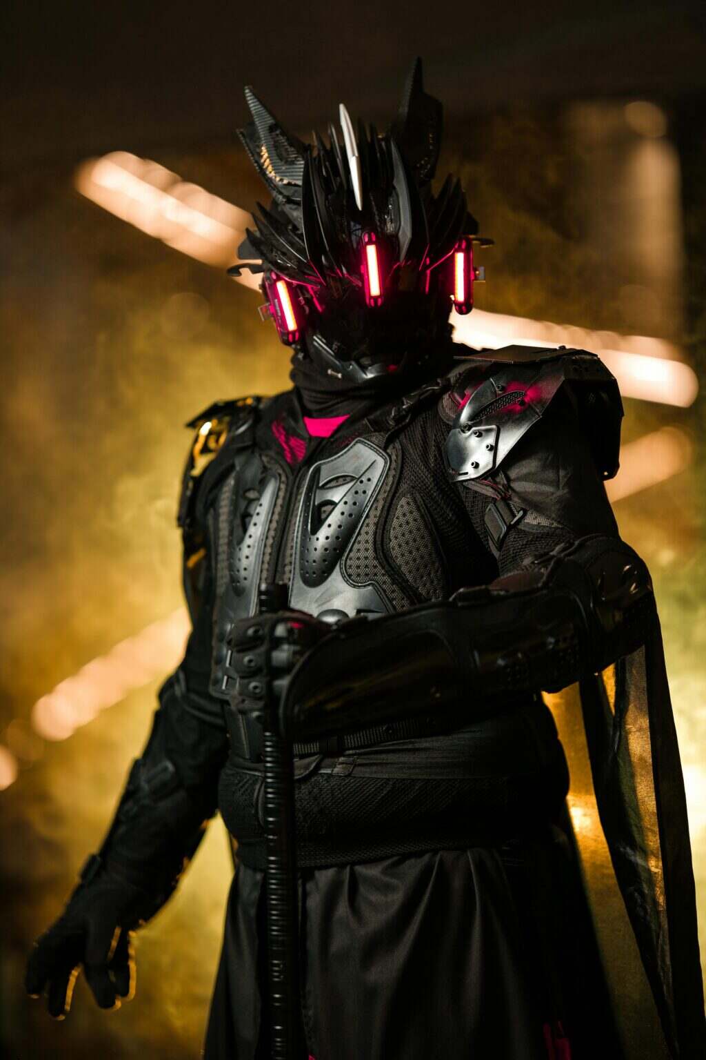 À la découverte de Victor : Le Securitron mystérieux de l’épisode 3 de la saison 2 de Fallout A futuristic warrior in dark armor with neon accents stands against a dramatic background.