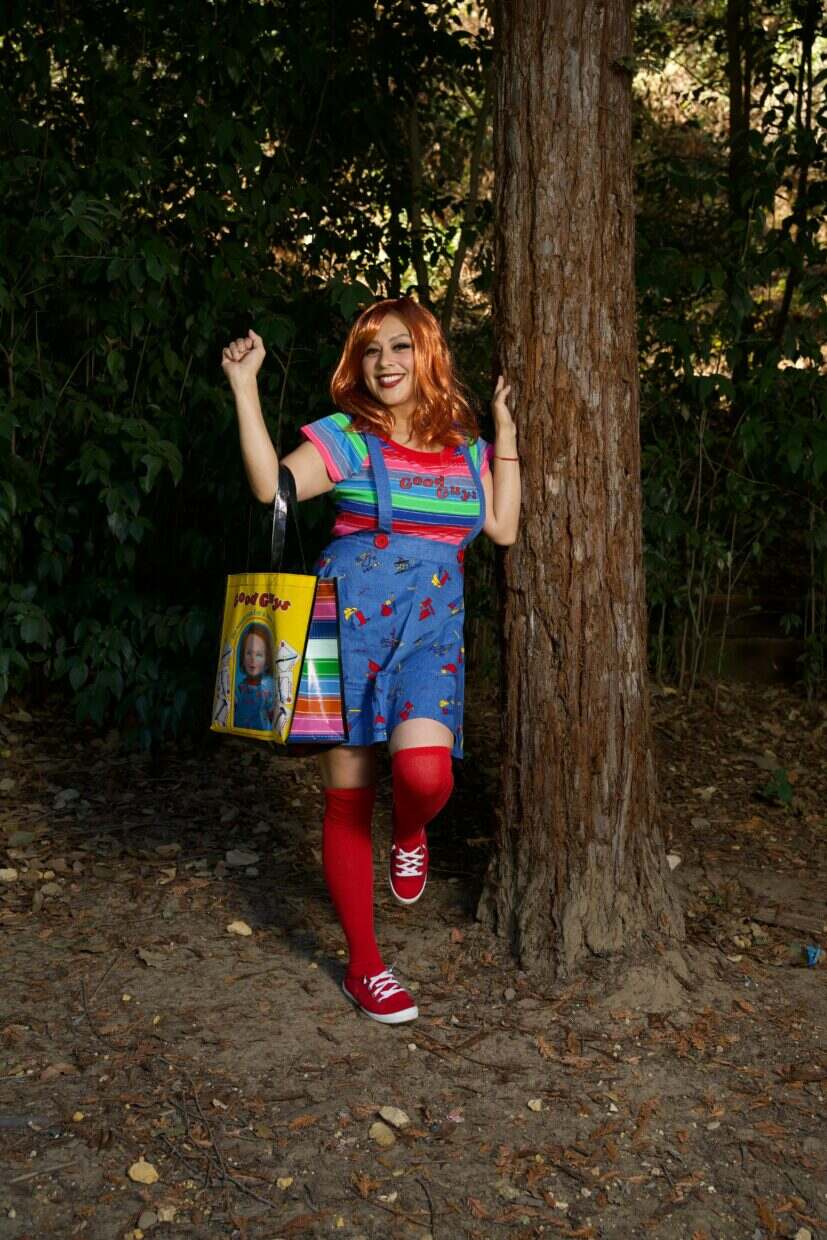 La saison préférée de Tony Gilroy, showrunner d’Andor, pourrait bien vous étonner A woman in vibrant autumn attire poses with a tree in Gilroy, California forest.