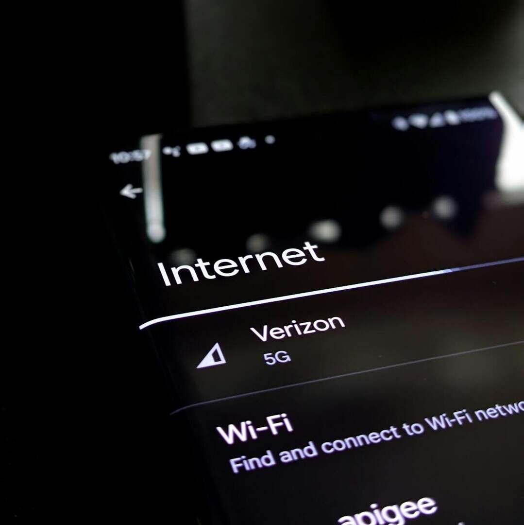 Technologie et 5G : impact sur les services mobiles et le divertissement en ligne Close-up of a smartphone screen displaying internet connection details with Verizon 5G and Wi-Fi options.