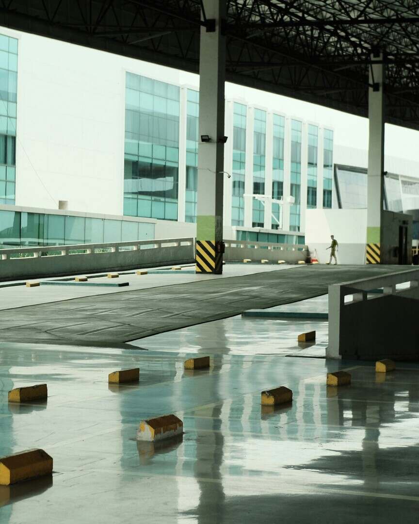 Les parkings privés avec navette : l'option que les habitués utilisent en silence