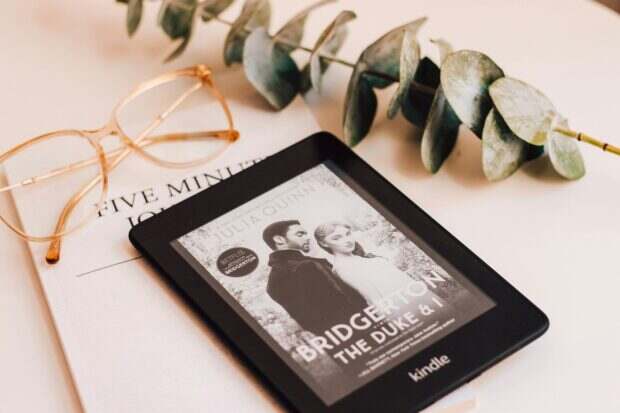 La Chronique des Bridgerton saison 4 : notre critique sur la romance de Netflix en 2026 black wooden framed photo of man and woman