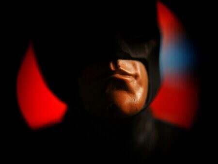 The Batman 2 : le nouveau Double Face pourrait être une femme, selon cette théorie audacieuse man wearing mask close-up photography