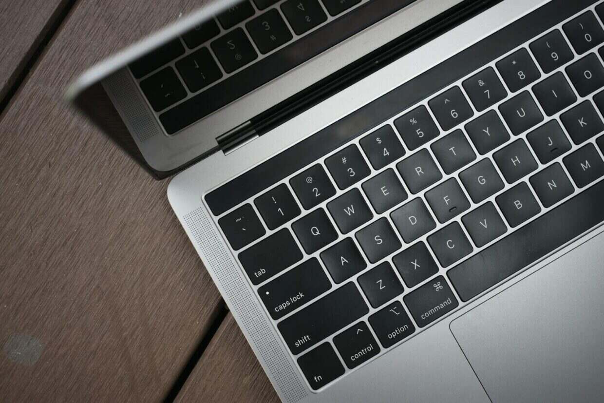 Prochains MacBook : dates de sortie, prix et ce qu’Apple prépare encore pour 2026 A detailed view of a modern laptop keyboard, highlighting technology and portability.