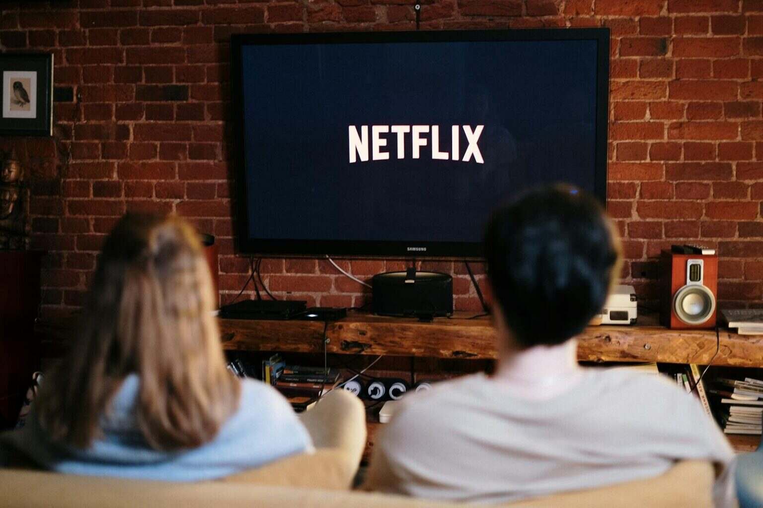 La Plateforme 2 sur Netflix : décryptage complet d’une fin vertigineuse A couple relaxing and watching Netflix in a cozy living room setting.