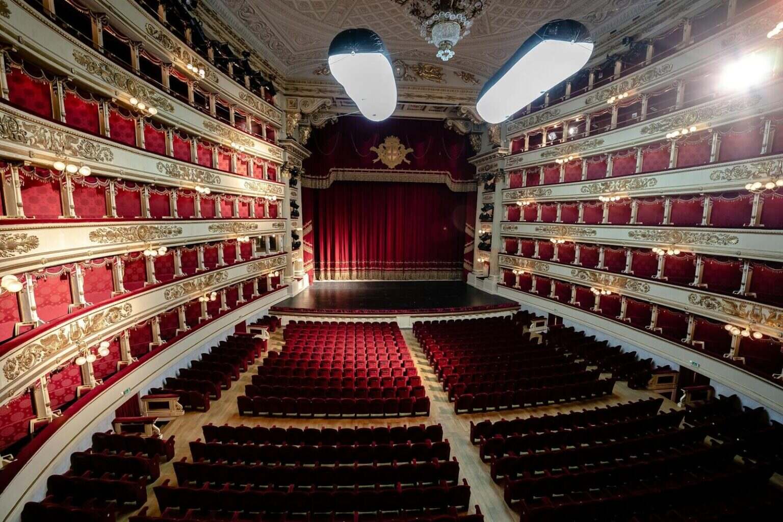 Ces pièces de théâtre françaises qui ont conquis le monde entier Stunning view of the historic La Scala Opera House theater in Milan, Italy.