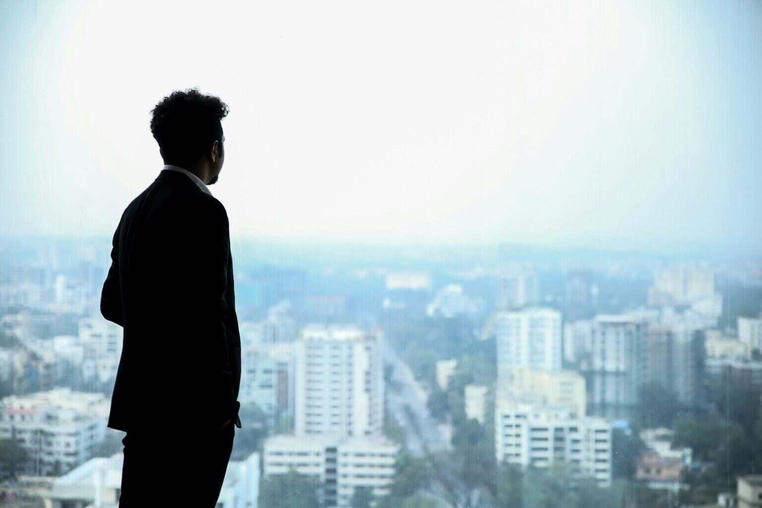 Auto-entrepreneur ou SASU : lequel choisir pour ne pas se tromper dès le départ ? man in black suit standing on top of building looking at city buildings during daytime