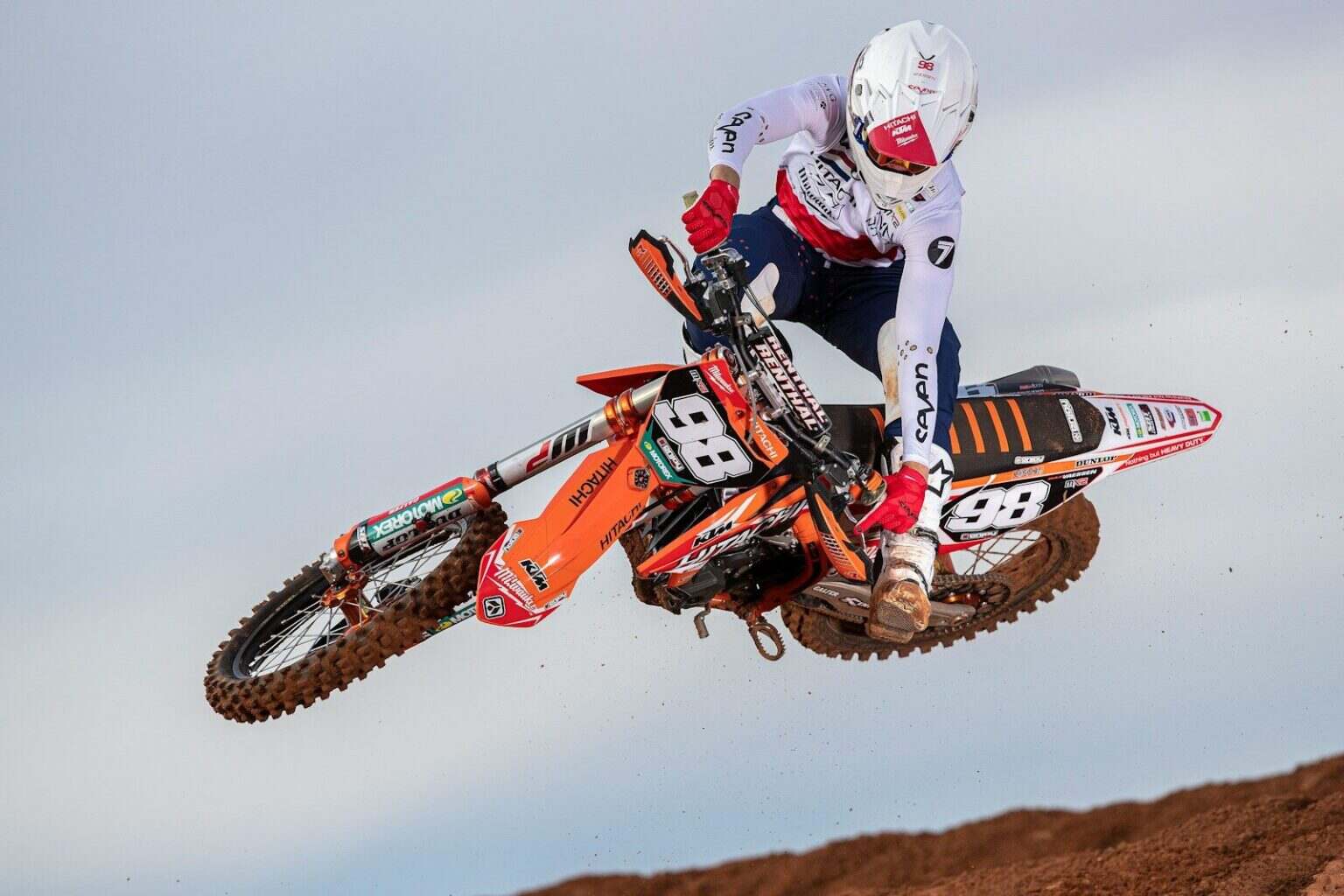 Meilleurs motocross 2026 : le classement honnête par niveau, usage et budget man in red and white motocross helmet riding motocross dirt bike