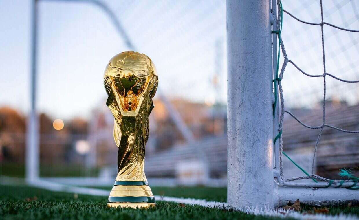 Coupe du monde de football 2026 : sur quelle chaîne regarder les matchs en France ? a golden soccer trophy sitting on top of a soccer field