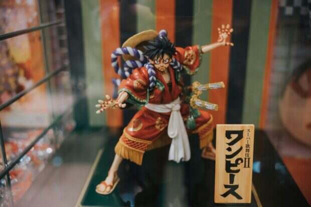 One Piece chapitre 1178 : Imu vacille, Erbaf retient son souffle brown and white dragon figurine