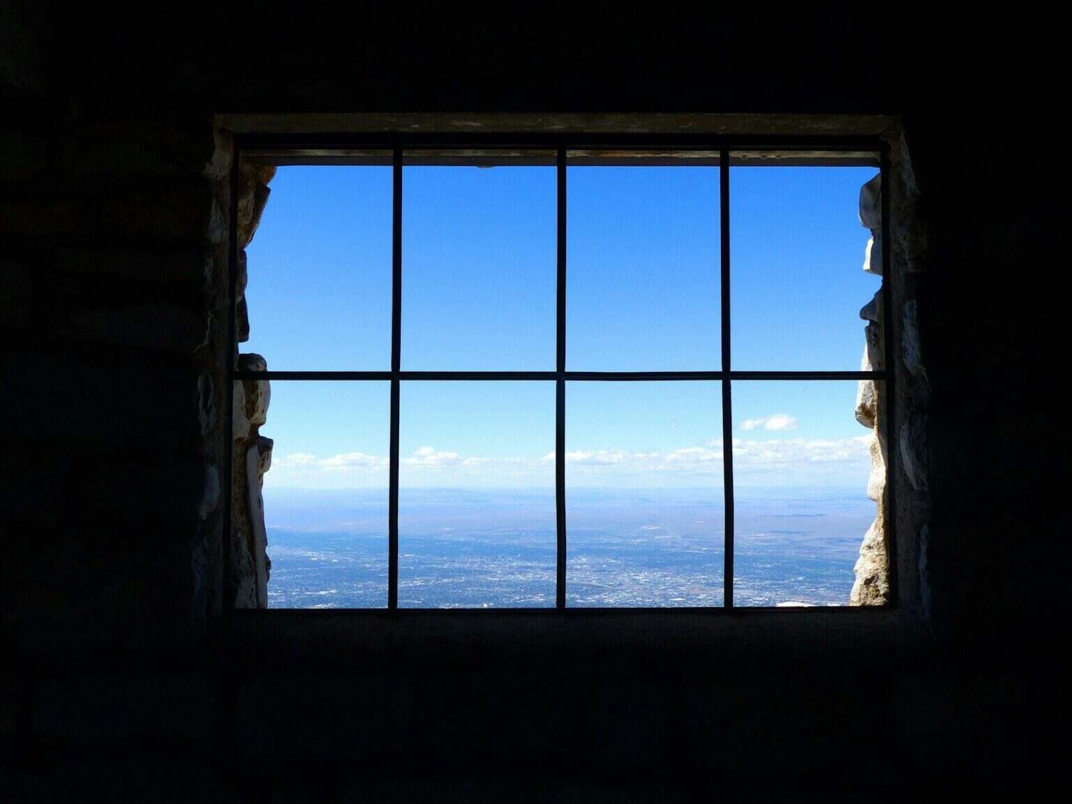 Fenêtres mal isolées : pourquoi votre maison perd sa chaleur en silence et comment y mettre fin black metal window frame during daytime