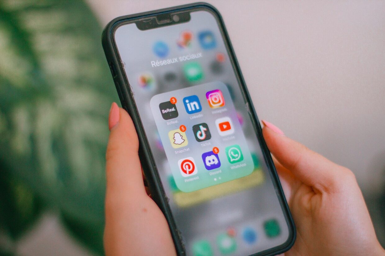 Lancement d’un film à l’ère des réseaux sociaux : comment le buzz est devenu le vrai billet d’entré A person holding a cell phone in their hand