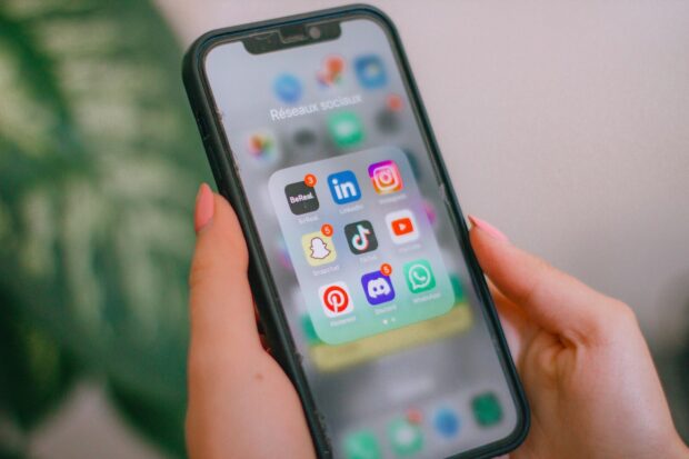 Lancement d’un film à l’ère des réseaux sociaux : comment le buzz est devenu le vrai billet d’entré A person holding a cell phone in their hand