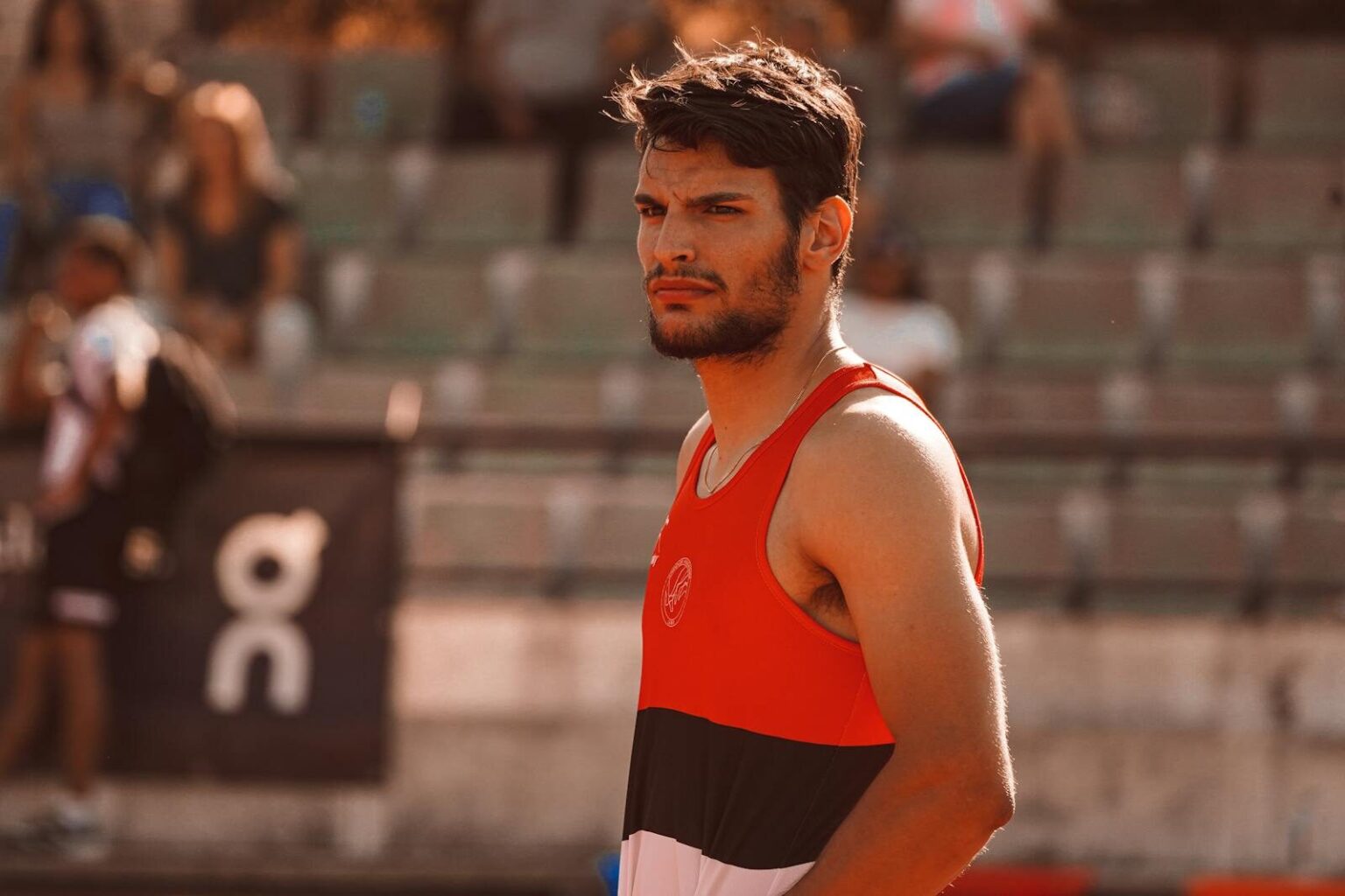 Le casse-tête des droits TV Roland-Garros 2026 : décodez qui diffuse quoi, quand et sur quel écran pour ne rater aucun match Portrait of a determined male athlete in a sports setting, capturing focused expression and athletic attire.
