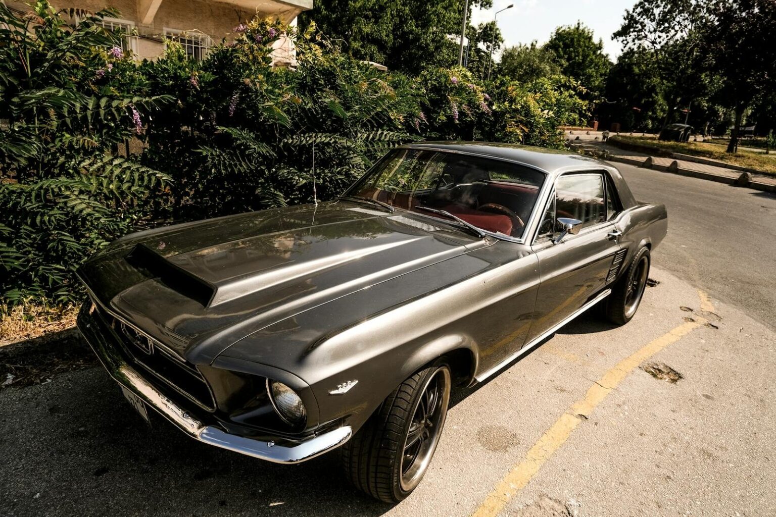 Vintage Ford Mustang parked outdoors, capturing retro style in sunny Istanbul.
