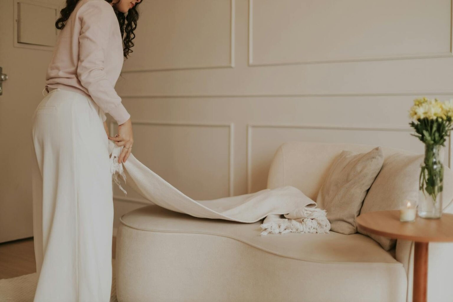 Le choix du tissu comme premier geste d’un intérieur pensé Elegant minimalist living room with soft tones, showcasing a cozy setting and feminine aesthetic.
