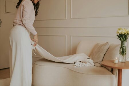 Le choix du tissu comme premier geste d’un intérieur pensé Elegant minimalist living room with soft tones, showcasing a cozy setting and feminine aesthetic.