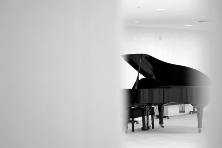 Où installer un piano à queue chez soi : la pièce idéale, l’acoustique, l’humidité et les erreurs qui tuent l’instrument A black and white photo of a piano